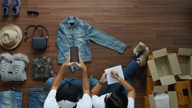 people selling used clothes sitting on floor .width LSCZmJW.jpg