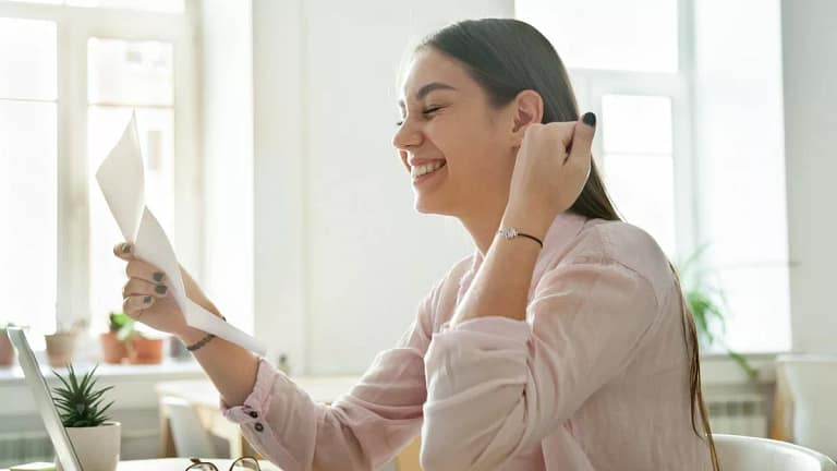 girl holding paper excited KEhnSDa.width .jpg