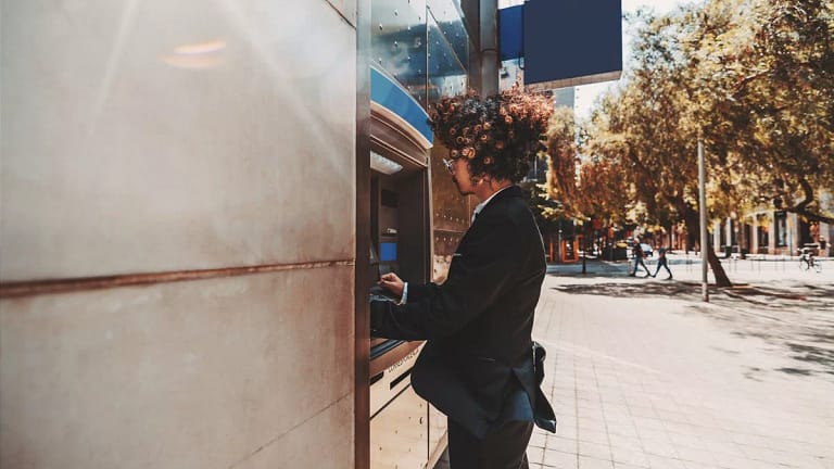 Man at atm hgCwpf.width .jpg