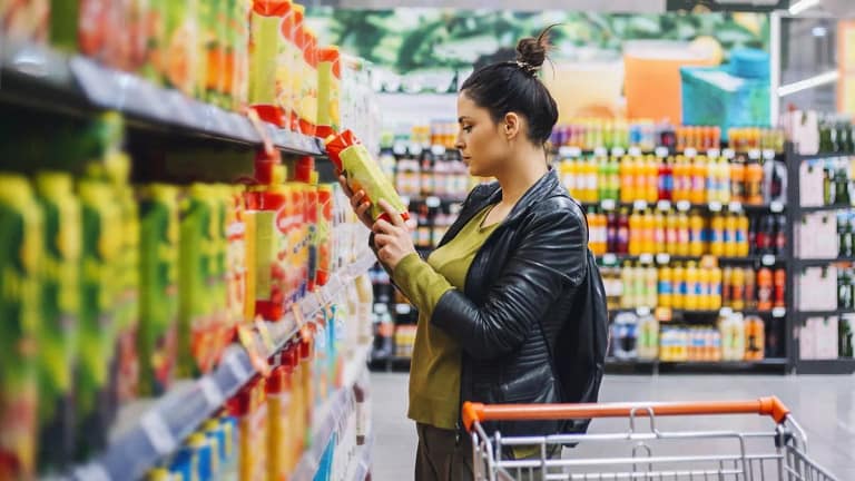 woman grocery shopping PPBBugl.width .jpg